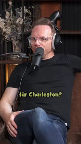 A post by @ralfschmitzoffiziell on TikTok caption: Kennt ihr vielleicht eine Fahrschule, die auch Gesellschaftstanz lehrt? 😂🕺