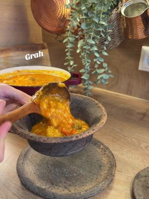 A post by @bosniancook on TikTok caption: Grah/ Pasulj 🥘🫘 Zutaten 🇩🇪 400-500 g weiße Bohnen Fleisch mit Knochen (am besten eine Rinderbeinscheibe) 3 geriebene Möhren 3 Knoblauchzehen 1 größere Zwiebel Salz, vegeta, Pfeffer 4-5 EL Ajvar Mehlschwitze: 2 EL Mehl 2 EL Butter 0,5 EL Paprikapulver Zubereitung: ➡️ Am Abend vorher: Weiße Bohnen in Wasser einweichen. (Oder ein paar Stunden) ➡️ Am nächsten Tag: Bohnen, Fleisch, Gewürze, Karotten, Zwiebel und Knoblauch in einen großen Topf geben – alles mit Wasser bedecken. 🔥 Erst auf höchster Stufe aufkochen lassen, dann Hitze reduzieren und 1,5h köcheln lassen. Danach: Fleisch klein schneiden, Ajvar dazugeben – für den extra Kick! 🍳 In einer separaten Pfanne Butter schmelzen, dann Mehl + Paprikapulver einrühren. Diese Mischung kommt in den Eintopf – gut umrühren & nochmal kurz aufkochen. Sastojci 🇧🇦 400-500g graha Meso sa kostima (najbolje junecu koljenicu) 3 narendane mrkve 3 cehna bijelog luka 1 veci luk Soli,vegete i bibera 4-5 kasika ajvara Suho meso ko ima Zaprska: 2 kasike brasna 2 kasike butera 0,5 kasike paprike Na noc prije pokiselite grah vodom. Sutra dan stavite grah, meso, zacine, mrkvu, luk i bijeli luk u serpu i prekrite vodom. Prvo neka na najjacoj vatri prokuha zatim smanjite na blagu vatru i pustite neka se kuha od prilike 1,5h. Zatim isjecite meso i stavite ajvar u serpu. U extra tavu istopite buter i dodajte brasno i papriku zatim istresite u grah i pustite jos jednom da prokuha. #balkan#jugo#bosna#bosnaihercegovina#hrvatska#srbija#jugoslavija#foodtiktok#jednostavnirecepti#starinsko#starinskahrana#grah#pasulj#bohnensuppe #bohneneintopf #yummy #food #recipes