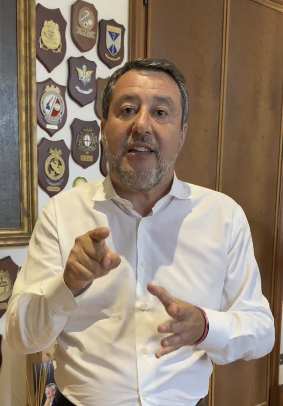 A post by @matteosalviniufficiale on TikTok caption: Difendere la propria vita non è un crimine. Il luogotenente Masini ha fatto il suo dovere: ha tentato fino all’ultimo di evitare il peggio, ma si è trovato costretto a sparare il 23enne egiziano Muhammad Abdallah Abd Hamid Sitta - dopo che il ragazzo aveva accoltellato e ferito quattro persone - per non morire. Ora, dopo mesi di polemiche assurde, arriva la verità: non aveva scelta. Dopo la tutela legale per le Forze dell'ordine sottoposte a processo per atto dovuto, contenuta nel Decreto sicurezza fortemente voluto dalla Lega, avanti con la nostra proposta secondo cui un tutore dell’ordine che, nell’esercizio della sua professione, colpisca, ferisca o uccida chi si è reso protagonista di un atto delittuoso, non può e non deve essere indagato. Onore a chi indossa la divisa e rischia la vita per proteggerci, da difendere e tutelare sempre. Sempre dalla parte delle Forze dell’Ordine!🇮🇹