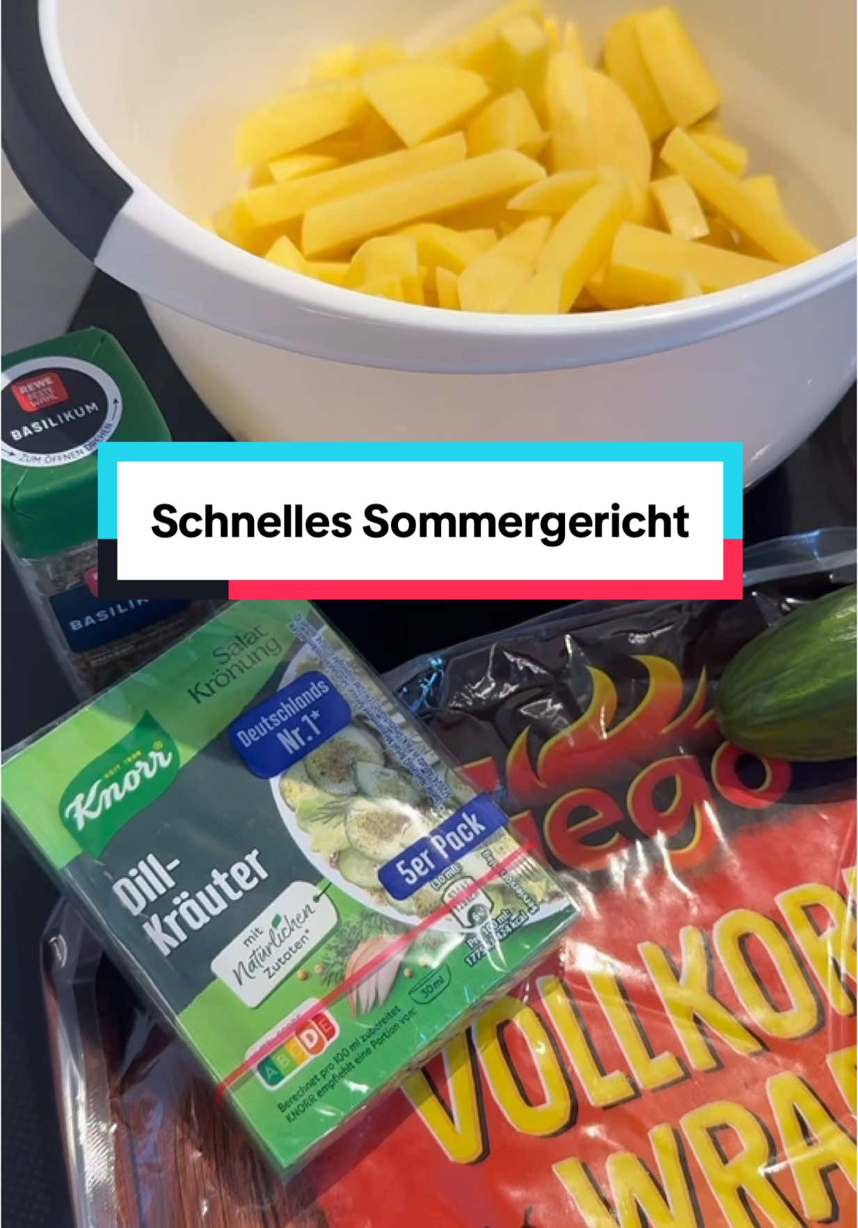 A post by @inaontour on TikTok caption: Ich liebe es total gemeinsam mit Fabi zu kochen. Gerade jetzt, wo es so heiß ist, will man etwas Frisches zu essen haben 1 deswegen haben wir uns für Wraps entschieden.     Habt ihr gute Rezepte auf Lager für die Wärme?  P.S.  Ist wirklich keinem Fabis Gastauftritt in einem meiner letzten Videos aufgefallen?  #kochenmitina 