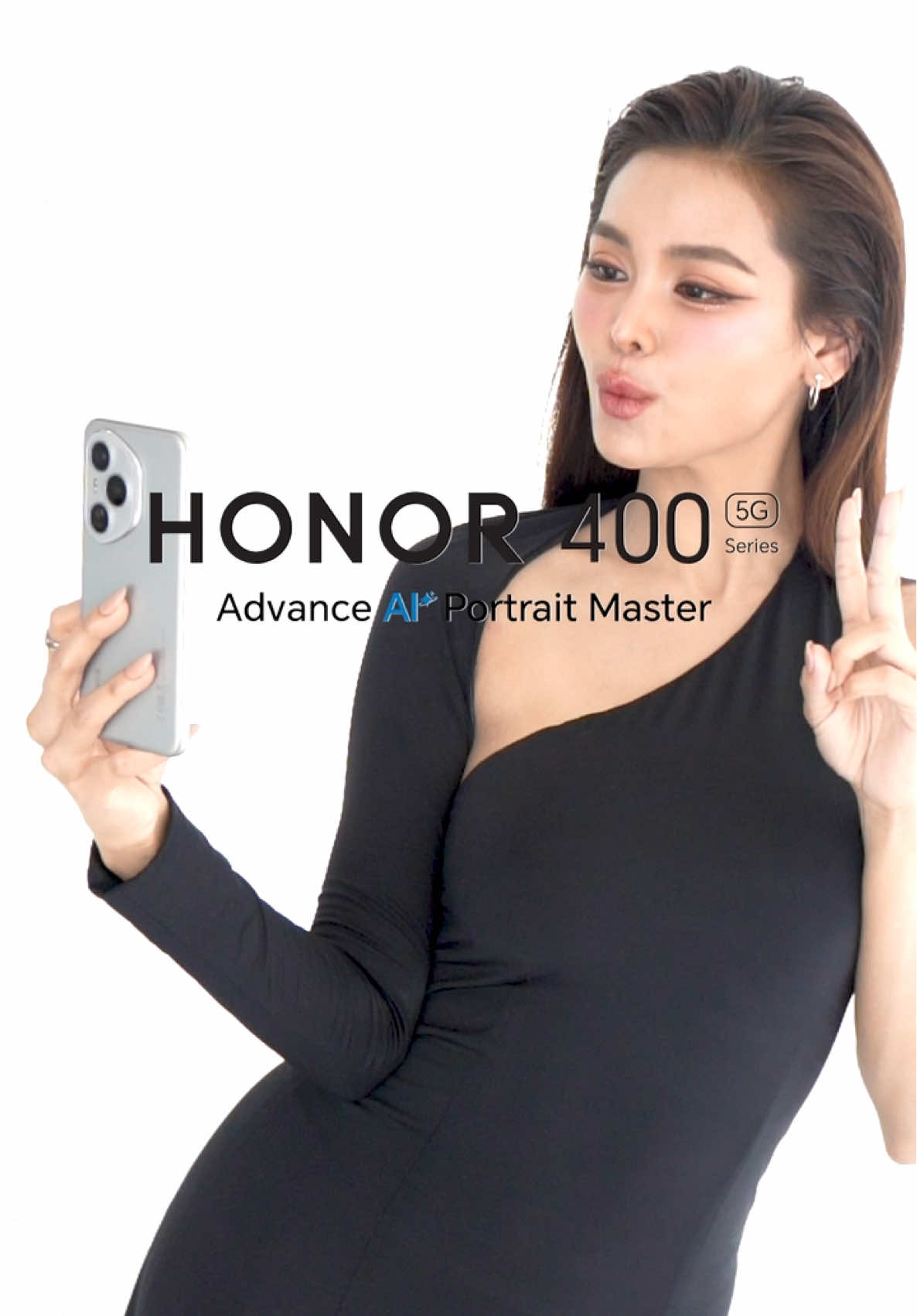 A post by @engfa32 on TikTok caption: ซื้อกันรึยังคะ อยากเจอ Lucky fan ของฟ้าแล้ววว 🤍 #HONOR #GoBeyond #HONORThailand #HONOR400Series #HONOR400Pro #HONOR400 #AdvanceAIPortraitMaster #EngfaXHONOR400Series #Englot #อิงล็อต #HONOR400SerieswithEngfa #อิงฟ้าวราหะ #อิงฟ้ามหาชน #engfawaraha 