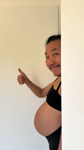 A post by @abregefrere on TikTok caption: Je crois que je fais une couvade #abregefrere #humour #grossesse 