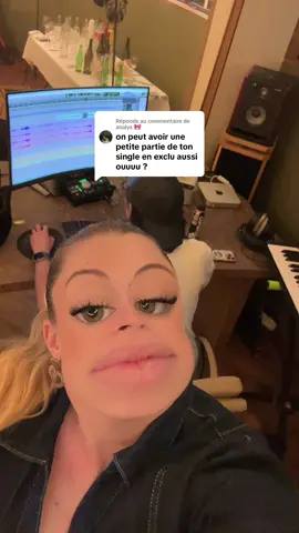 A post by @emmaaamusic_ on TikTok caption: Réponse à @analys 🎀  petite (vraiment petite) exclu 🎀🙂 #pourtoiii #fypシ゚ #NewMusic 