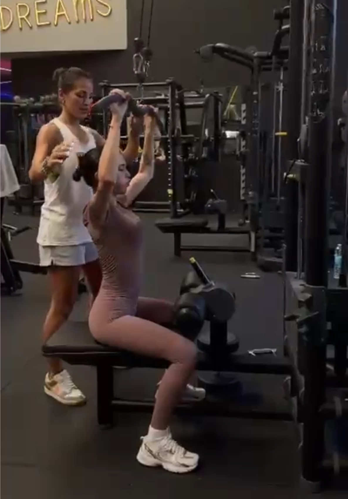 A post by @maryesp_ on TikTok caption: questi sono i video che mi manda la mia personal @🥋Nunzia Laezza🏋🏽‍♀️ … volete una giornata in palestra con me?😰
