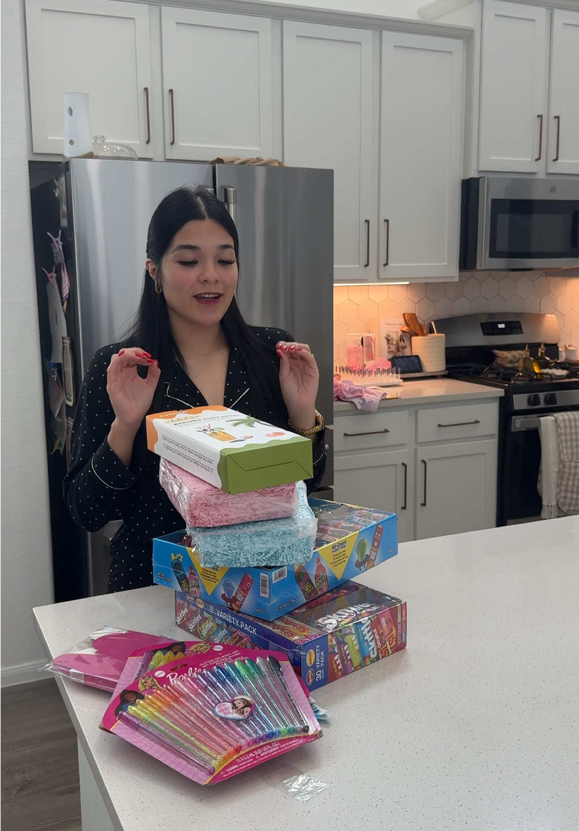 A post by @itzelcastanova on TikTok caption: Barbie candy Goodie boxes 💕 #brithday #candy  #sisters #twins #party  #mom #barbie #barbiegirl  #theme 
