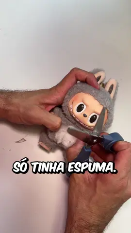 A post by @enaldinho on TikTok caption: Cortei um labubu ao meio 😵