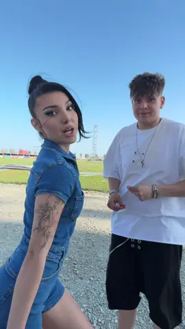 A post by @daviiidenko1 on TikTok caption: Da-mi un grr... @alexiaa_aleee  Inst: daviiidenko #fyp #xyz 