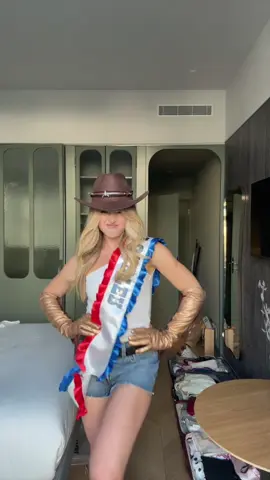 A post by @pokrov on TikTok caption: Едем на концерт Beyoncé ❤️ she's coming