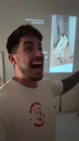 A post by @escardii on TikTok caption: Proyector Sabrosón 🤣📽️ #parati #escardi 