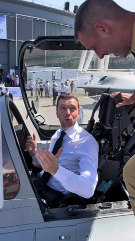A post by @jordanbardella on TikTok caption: Présent au #SalonDuBourget en compagnie de @Marine Le Pen 💪🏻 C'est une très grande fierté de rencontrer les acteurs de l'aéronautique civile et militaire !