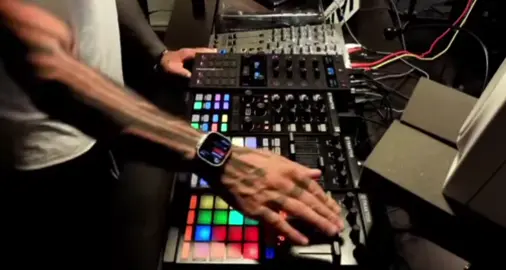 A post by @iamalfredheinrichs on TikTok caption: liveSETcut - Alfred Heinrichs - FÜHLEN 001 + Das ganze Ding könnt ihr euch auf @ALF zzz YouTube-Channel schieben 👊🏽 lasst Liebe da Digga 🥰