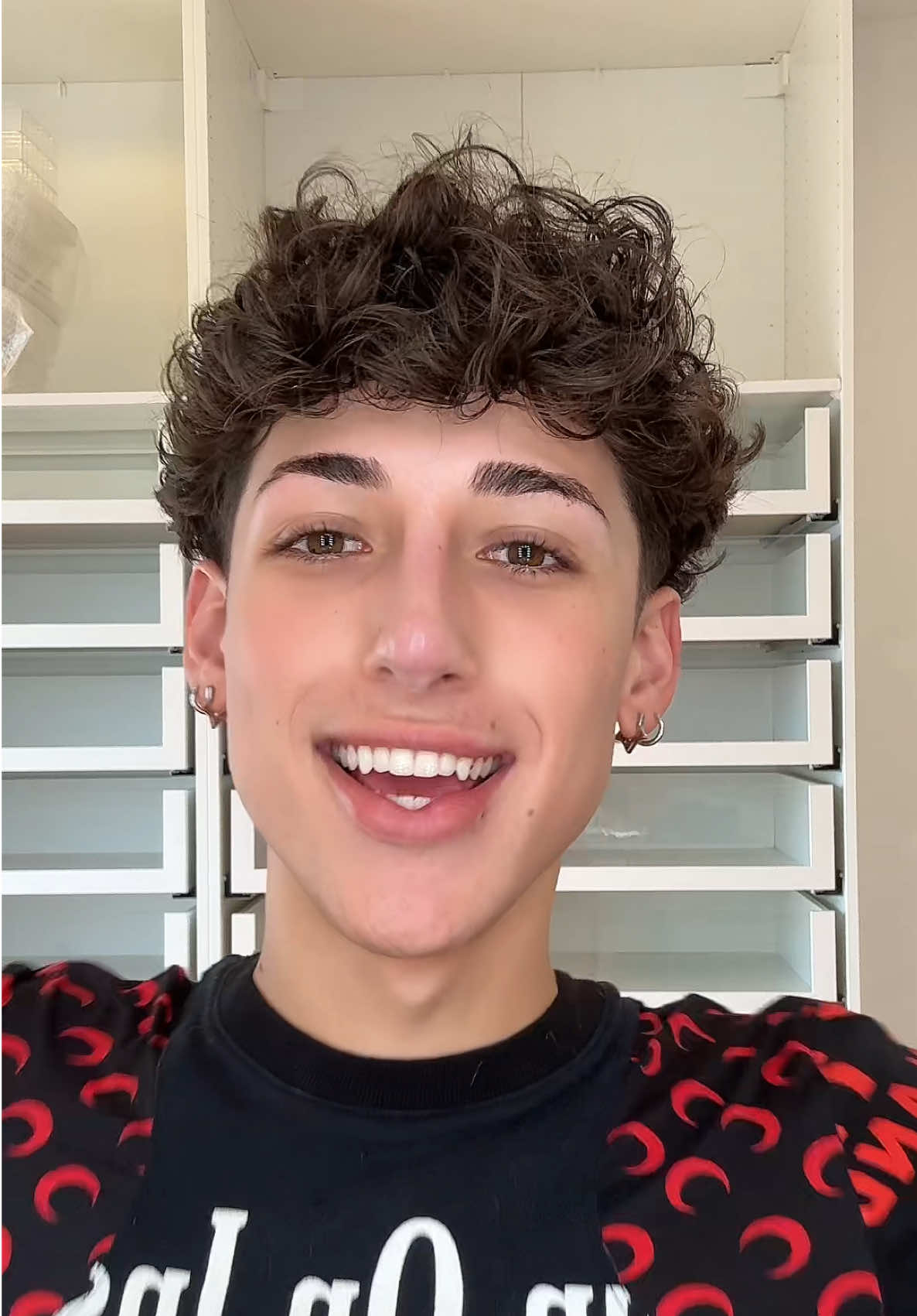 A post by @daus_mendoza on TikTok caption: First GRWM in my new beauty room🤭 #grwm #makeup #newhome #drama #chisme 