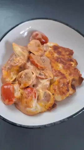 A post by @kochen.macht.spa on TikTok caption: Tortellini Auflauf Rezept  800g Tortellini  500g Tomaten  500ml Kochsahne  3 El Tomatenmark  3 Knoblauchzehen  2 tl Salz  1 tl Pfeffer  1 tl Oregano  1 tl Basilikum  1 tl Majoran  150g Cheddar Streukäse  250g Mozzarella Streukäse  ca. 20 Minuten bei 200 Grad Umluft  #kochen #lecker #food #essen #foodie #funny #foodlover #trends #rezept #einfacherezepte #schnellerezepte 