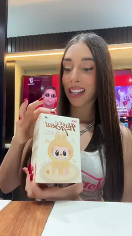 A post by @lagigird on TikTok caption: 😭😍 pagina IG: @uniquepiecerd #labubu #unboxing 