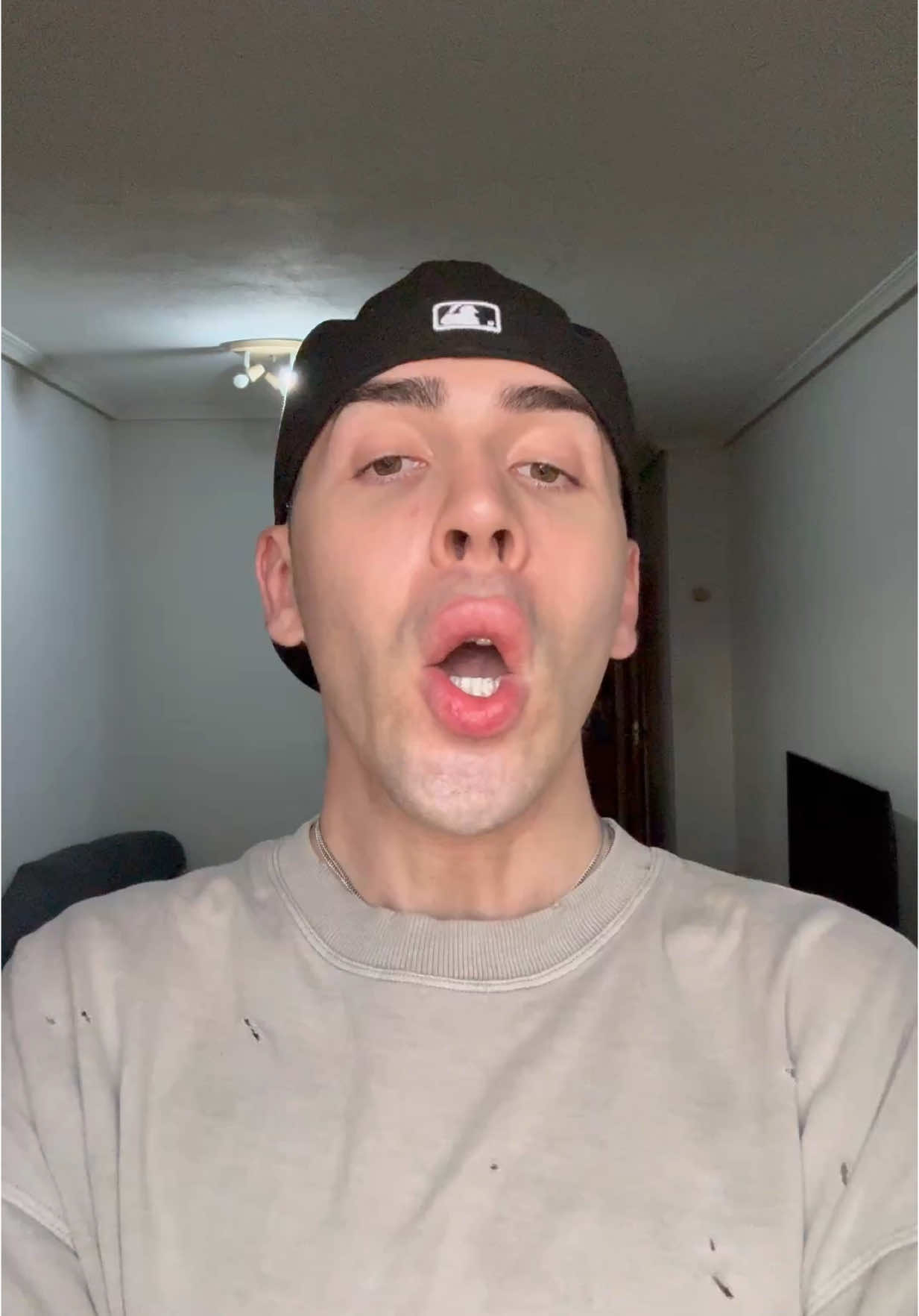 A post by @jorgecyrus on TikTok caption: Aquí tenéis mi versión de lo ocurrido y si os preguntais si vale la pena montar un pollo en la oficina… Si es por este, sí😉 ¡HEMOS CONSEGUIDO MI PROMO! @popeyes.es pubIi
