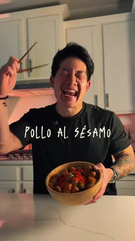 A post by @chinoylatina on TikTok caption: 🍗 POLLO AL SÉSAMO 🥢 🛒 Ingredientes principales: 	•2 pechugas de pollo 🐥(en trozos) 	•1 pimentón rojo ❤️ (en tiras finas) 	•2 cebollines 🧅 (picados) 	•4 dientes de ajo 🧄 (machacados) 	•1 cda de aceite de sésamo 🥢 	•2 cdas de sésamo tostado ✨ 	•Aceite vegetal para freír 🛢️ 🍜 Para marinar el pollo: 	•1 cda de salsa de ostra 🦪 	•1 cdita de maicena o fécula de maíz 🌽 	•Sal 🧂 y pimienta blanca al ojo chino  	•1 chorrito de agua 💧 (para disolver la maicena) 	•1 Mano China 🤲🏻 🥣 Salsa china especial: 	•2 cdas de salsa de soya 🧂 	•2 cdas de salsa de ostra 🦪 	•2 cdas de vinagre de arroz 🍶 	•4 cdas de azúcar 🍬 	•4 cdas de agua 💧 🥄 Para espesar la salsa: 	•½ cda de maicena 🌽 	•1 chorrito de agua 💧 🍥 Mezcla para freír el pollo: 	•6 cdas de harina de trigo 🌾 	•4 cdas de maicena 🌽 	•3 cditas de polvo de hornear ⚗️ 	•1 pizca de sal 🧂 	•Agua suficiente hasta lograr textura tipo mezcla de panqueca 🥞