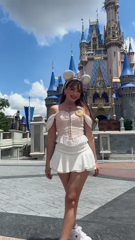 A post by @elaineharomusic on TikTok caption: Estoy en Disney ✨💕 #disneyworld 🥹#kswiss @K-swiss México 