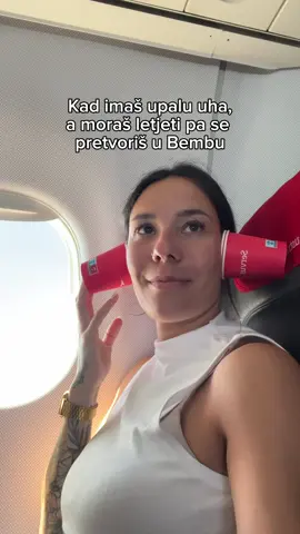 A post by @klaskalica on TikTok caption: Jeste znali za ovaj tip? 😅 ugl. ovo se vecinom djeci radi u avionima ako imaju problem s pritiskom u usima. Mozete zamoliti stjuardesu i ona ce vam radi ovo napraviti (bas kao sto su i meni): na dnu case se smoci maramica s vrelom vodom i onda casom pokrijes usi. Para i toplina opusta uho pa nema toliko pritiska u glavi tokom polijetanja i slijetanja. 
