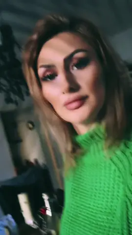 A post by @violeta_vayolet26 on TikTok caption: #v #videoviral #😌 😍