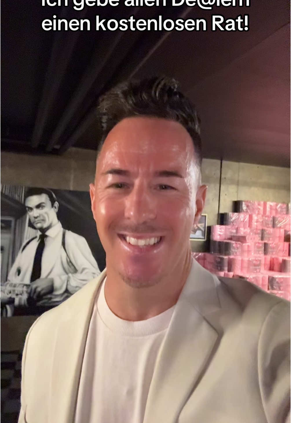 A post by @beatmoerker on TikTok caption: Wenn ihr auf dem Klo fertig seid, könnt ihr eure Bestellungen auf info@roosa.biz per Mail durchgeben, meine Lieben!😊 #meinlieber #königdesklopapiers #roosa #beatmoerker 