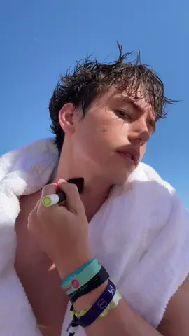 A post by @bachbuquen on TikTok caption: Quick makeup for men at the beach #makeupformen #makeup 