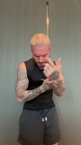 A post by @jbalvin on TikTok caption: En la Cocina es que se baila 😂😂😂  Como tu 🎶