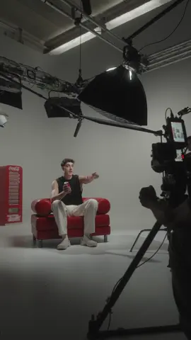 A post by @yosoyplex on TikTok caption: Y tú… ¿con quién compartirías una Coca-Cola? #ComparteUnaCocaCola @Coca-Cola 