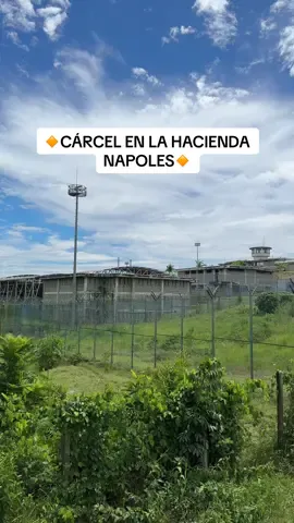 A post by @silvanaespinosau on TikTok caption: Obviamente no puedo grabar por dentro porque me quitan el cel antes de entrar 🥲🥲🥲 #fyp #carceles #paratí 