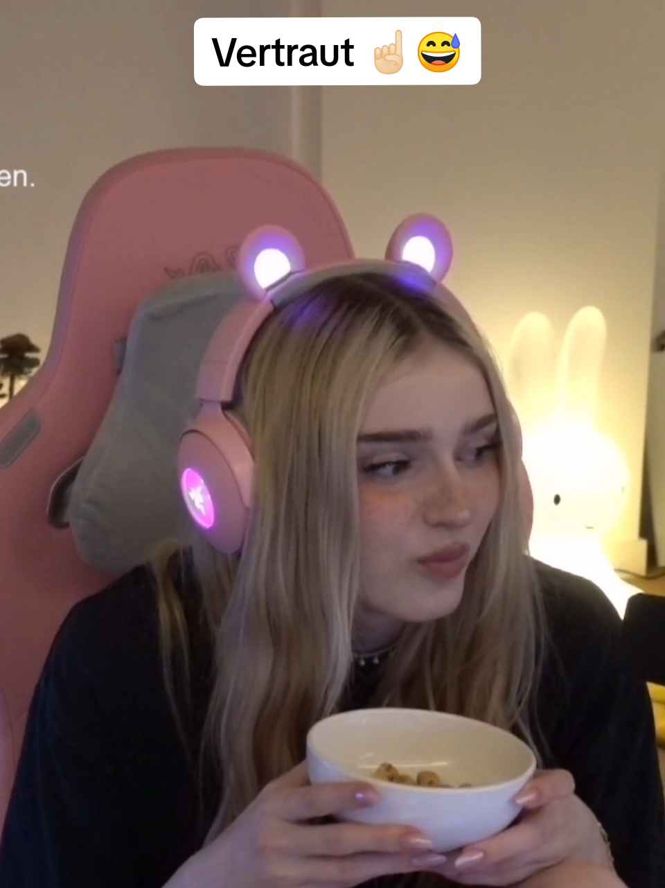 A post by @honeypuu on TikTok caption: Macht man so ☝🏻😂 #honeypuu #essen #stream #viral #fyp #foryou 
