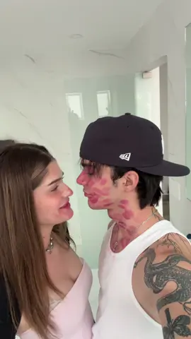 A post by @carlhoos_ on TikTok caption: Gané en contacto visual 😌 @Mujerdebuenapasta  #carlosalbertofuentes #carlosalberto #carlhoos_ 