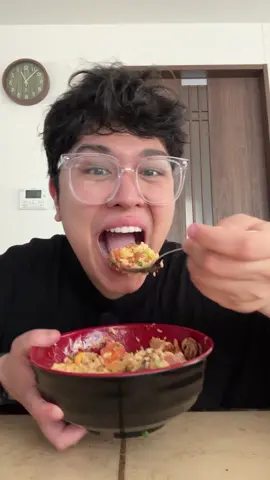 A post by @haru on TikTok caption: Arroz de Salmão com maionese e natto🇯🇵 #japao #japão #japan #provando #provandocomidas #mukbang #salmonrice 