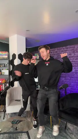 A post by @nosoychaparro on TikTok caption: Cuando ellas pagan la cuenta 🙂‍↕️😂 
