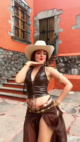 A post by @elaineharomusic on TikTok caption: Ya salió el video de mi nueva canción “Me Duele “ 😍 link en mi bio #bombonasesino 