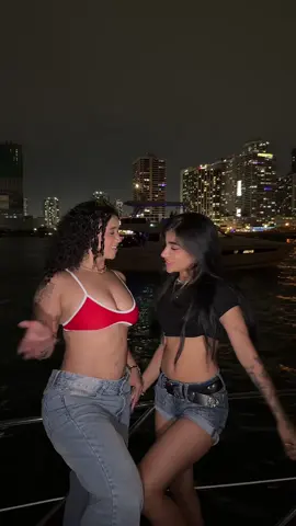 A post by @tashh02 on TikTok caption: Con la hermanita @Yurielkys Ojeda 🕷 
