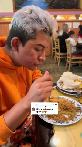 A post by @jonasymikeoficial on TikTok caption: Respuesta a @🖤𝔑𝔢𝔫𝔞 𝔖𝔞𝔫𝔠𝔥𝔢𝔷🖤 yo en el buffet de comida china #fyp #foryou #foryoupage #fypシ #parati #couple #CoupleGoals #relationship #marriage #marriedlife #love #cooking #food #comida #viral #viralvideo #viraltiktok 