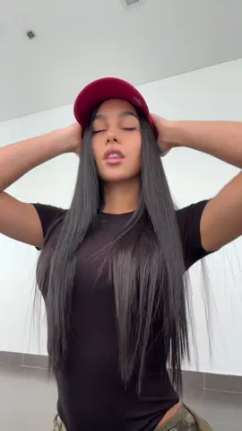 A post by @barbaramirezzz on TikTok caption: solo quería usar esta canción 🤚🏾😔
