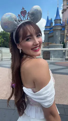 A post by @elaineharomusic on TikTok caption: Llegué a disney 🥹♥️ #disneyworld 