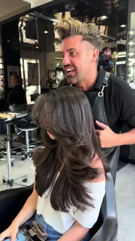A post by @gabrielsamrags on TikTok caption: Corte mariposa es perfectooooooo #creatorsearchinsights #GabrielSamra #gabrielsamrahairsalon #CorteMariposa #CambioDeLook 