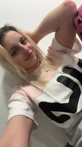 A post by @ninamaya81 on TikTok caption: #maibineamanti😅🤭 #saajungaviral #foruyou 