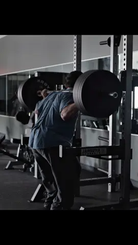 A post by @samsulekinfluence33 on TikTok caption: Sam Sulek Squating 5 Plates. #samsulek #samsulekeffect #samsulekedit #samsulekreal 