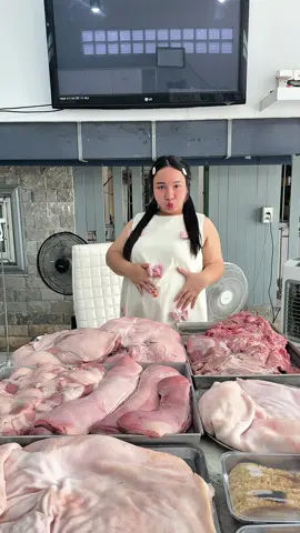 A post by @dollnc on TikTok caption: Ep:4 บรรยากาศ ทดสอบเทส พ่อครัวแม่ครัว อาหารไทย เตรียมขายที่ร้านเจ้ตับ #เจ้ตับฉ่ำโบ๊ะ #น้ําปูลัลล้าเจ๊ตับอร่อยมากก #ร้านส้มตำฉ่ำโบ๊ะเจ้ตับ @ร้านเจ้ตับส้มตำ ฉ่ำโบ๊ะ  