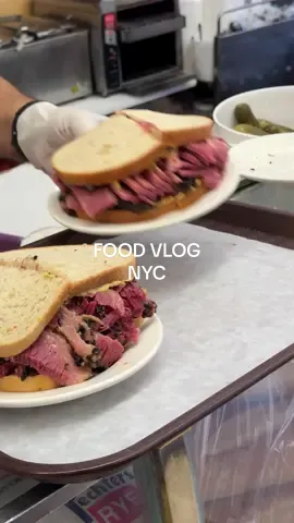 A post by @ivo_zinee on TikTok caption: Što sam sve fino isprobao u NYC uz moj Google Gemini?  #GalaxyS25 Ultra #TeamGalaxy #withGalaxy #ChatwithGemini @Samsung  Sadržaj sponzorira @Samsung Hrvatska 