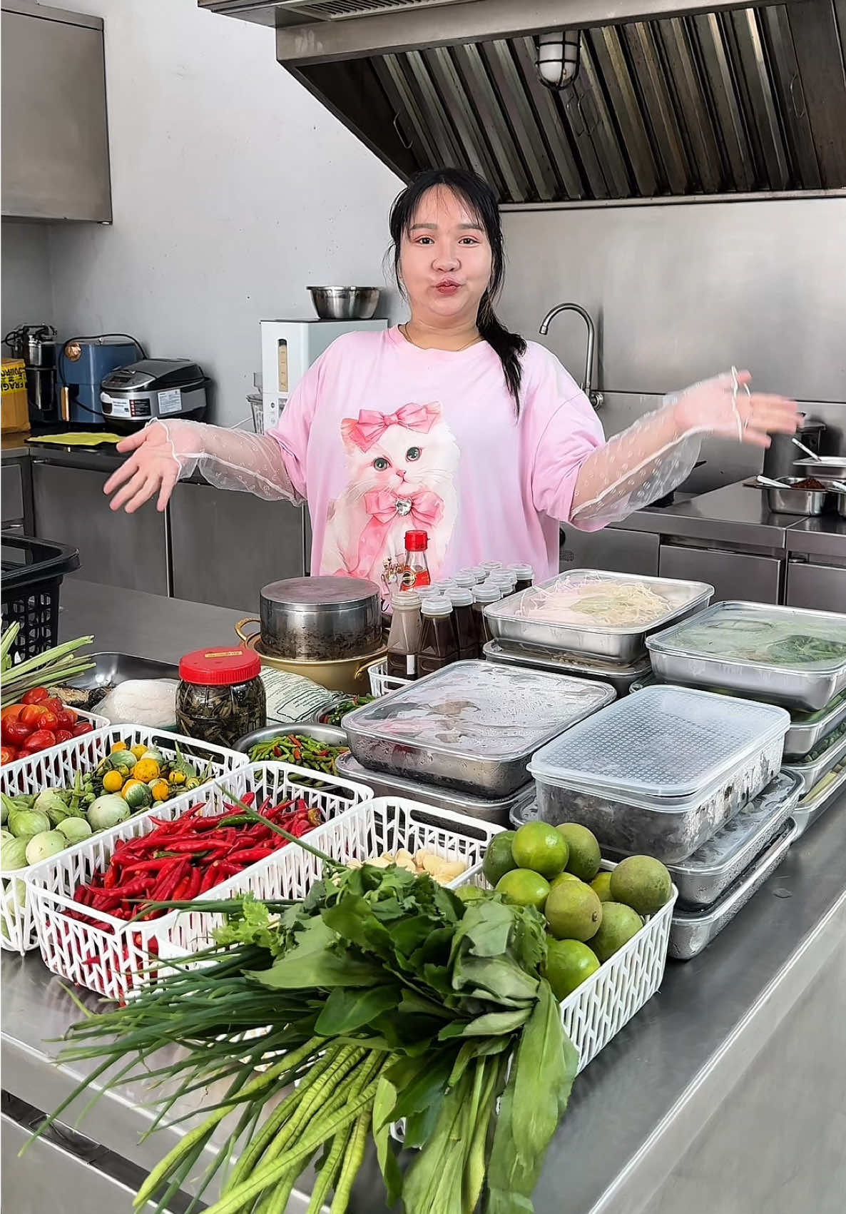 A post by @dollnc on TikTok caption: Ep:5 เทสทดสอบแม่ครัวอาหารอีสาน เตรียมตัวเปิดร้านเร็วๆนี้ #เจ้ตับฉ่ําโบ๊ะ #ร้านเจ้ตับส้มตำฉ่ำโบ๊ะ #น้ําปูลัลล้าเจ๊ตับอร่อยมากก @ร้านเจ้ตับส้มตำ ฉ่ำโบ๊ะ 