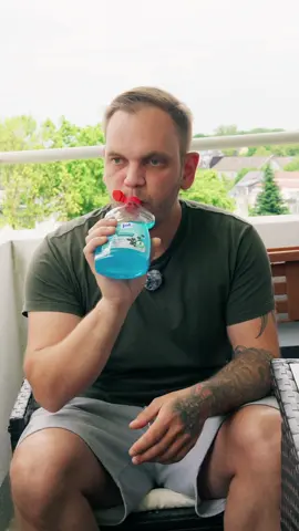 A post by @leitzvideo on TikTok caption: Dieser Mann ist süchtig nach Spülmittel #satire #doku 