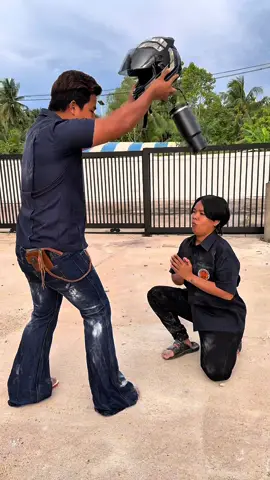 A post by @tigercryy on TikTok caption: โดนไล่ออกจากแก๊งเพราะโดนฝน #เลิ่กลั่ก 