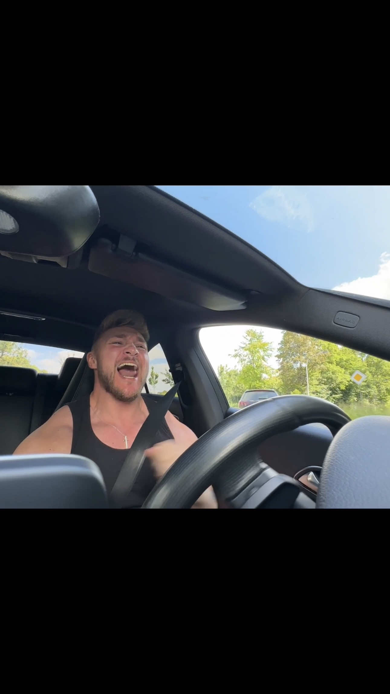 A post by @flowiehe on TikTok caption: Was soll ich sagen…🌚🤷🏼‍♂️ #gym #fitness #carpool #motivation 