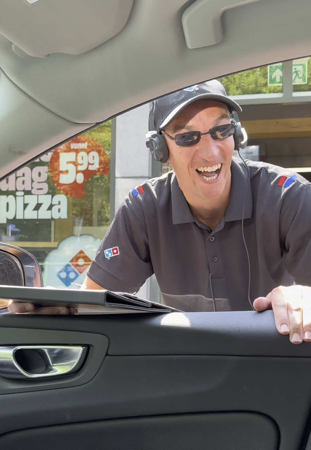 A post by @pietervalley on TikTok caption: Wil je uitklokken, krijg je nog effe zo’n bestelling om je oren 🍕🤣😭 wel lekker die 1+1 deal @Dominos_nl AD