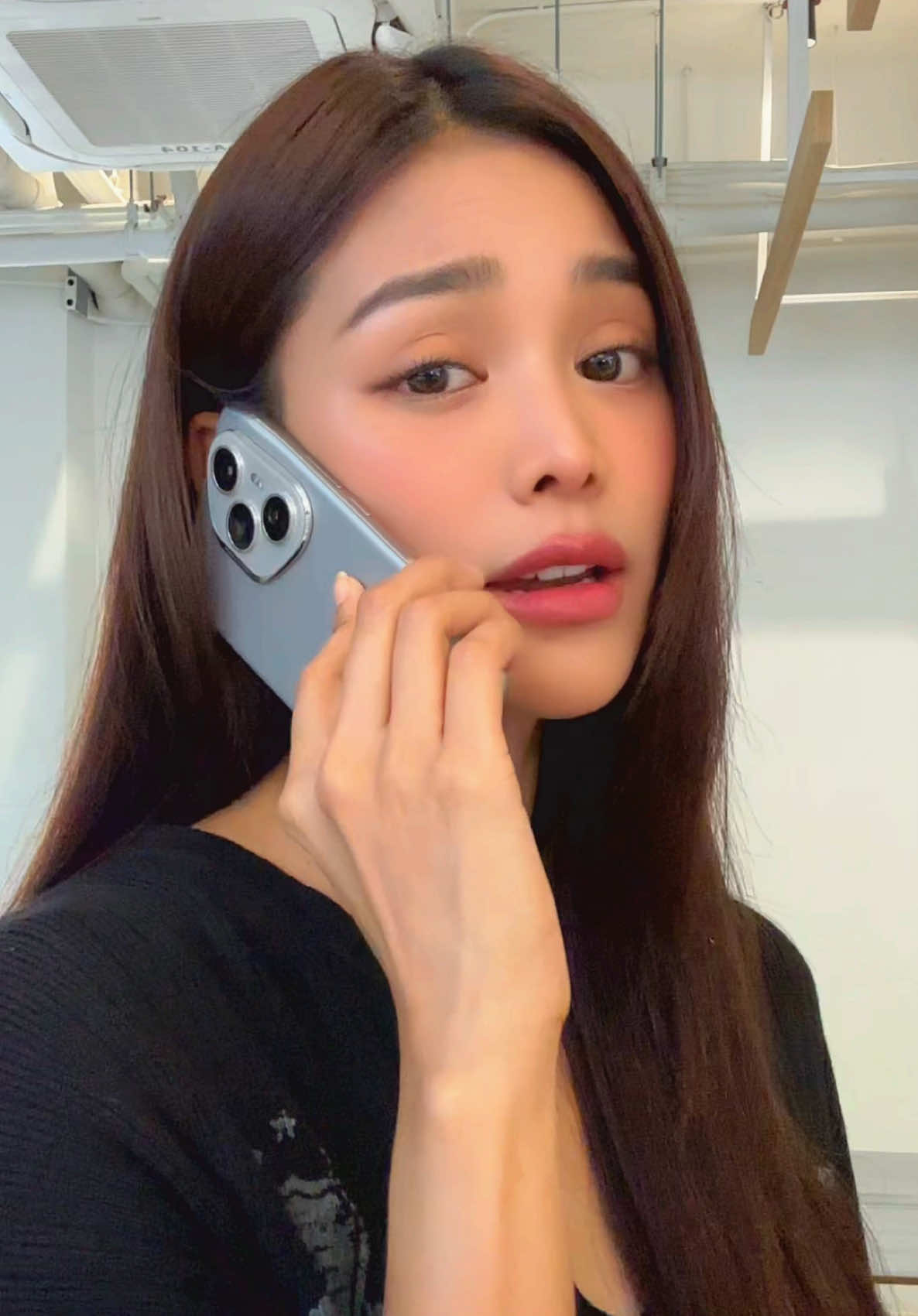 A post by @engfa32 on TikTok caption: โทรมาด้วยเครื่อง Honor เท่านั้นนะคะ 🩵 #HONOR #GoBeyond #HONORThailand #HONOR400Series #HONOR400Pro #HONOR400 #AdvanceAIPortraitMaster #EngfaXHONOR400Series #Englot #อิงล็อต #HONOR400SerieswithEngfa #อิงฟ้าวราหะ #อิงฟ้ามหาชน #engfawaraha 