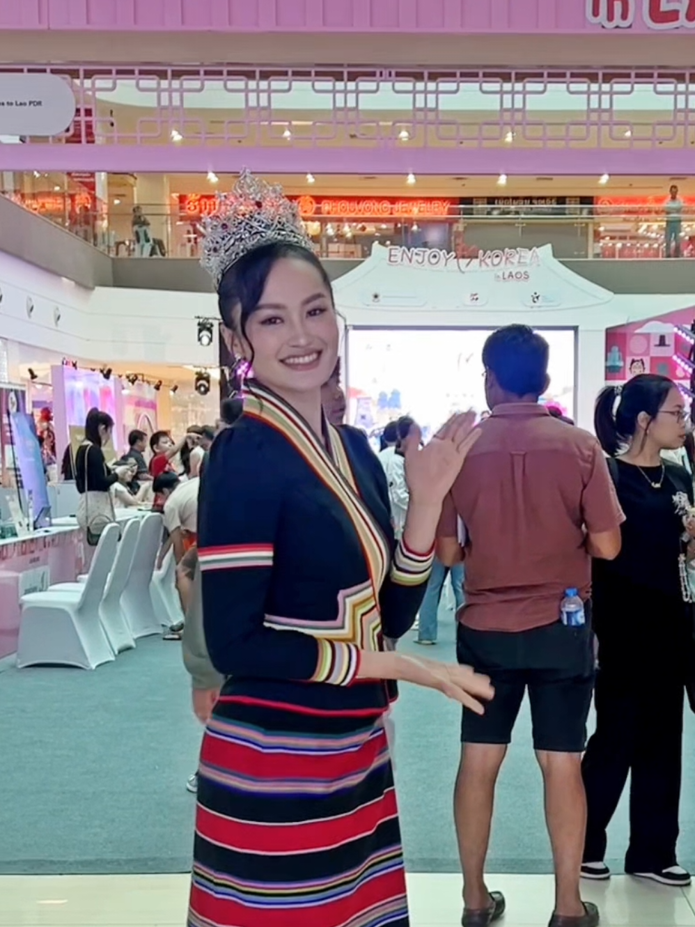 A post by @payengxalor1 on TikTok caption: ✨ ວີດີໂອຮ່ວມງານ Korea Week 2025 ມາຝາກທຸກຄົນເດີ້ມ່ວນຫຼາຍ!       ————————— ————————— • ມົງກຸດເພັດແທ້ຈາກ Phetphathai jewelry ຮ້ານເພັດພະໄທ ຈິວເວີລີ້ • ຕຸ້ມຫູນ້ອຍໜ້າຮັກຈາກ Payengxa Design and Co • ຊຸດກຶມມຸ ງາມໆຈາກ ຫ້ອງເສື້ອກອນກຶມຫມຸ KoneKhmu Clothing Room ຈາກເອື້ອຍ ໝອນ ໄຊຍະວົງ • ເກີບຈາກ ZOEY Style #koreaweek2025 #missuniverseLaos2022 #payengxalor #trend #korea #KoreaWeek2025 #LaoKorea30Years #FriendshipWithoutBorders #hearttoheart 