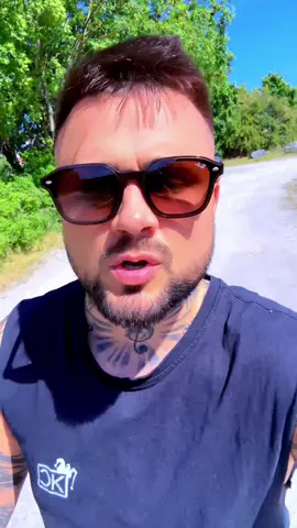 A post by @_komacasper_ on TikTok caption: Am 04.07 erschein meine neue Single LOVE ME 🫶❤️ Sommerhit?